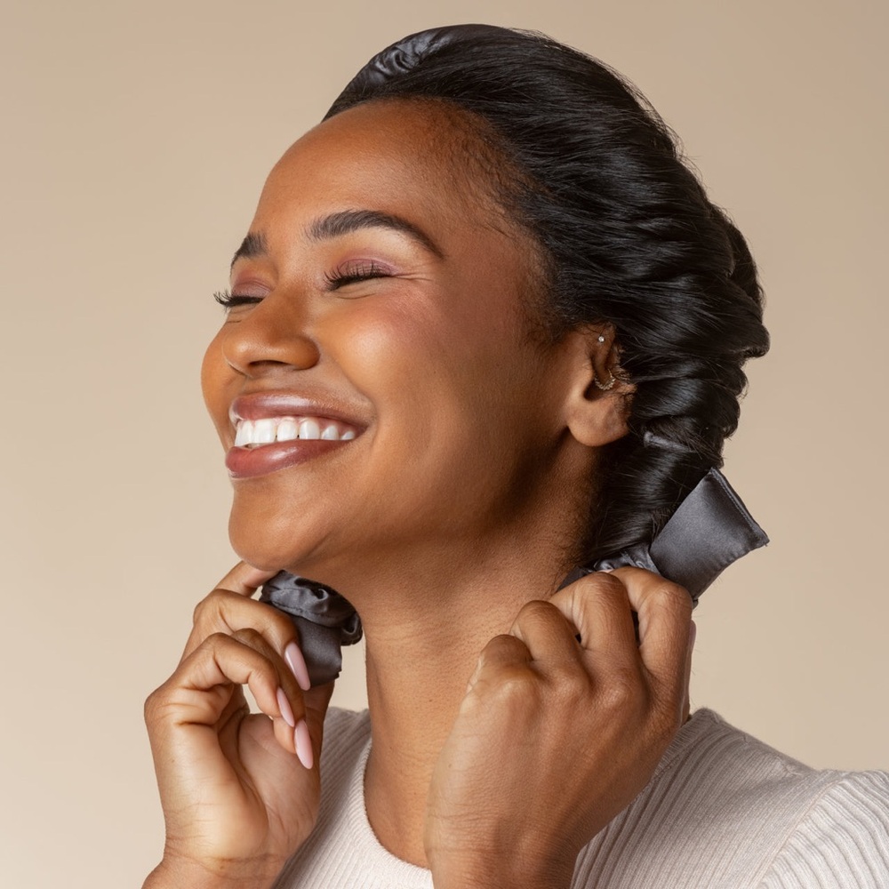Satin overnight heatless curls set : includes 1 rod and 2 Sephora scrunchies - Picture 6 of 9